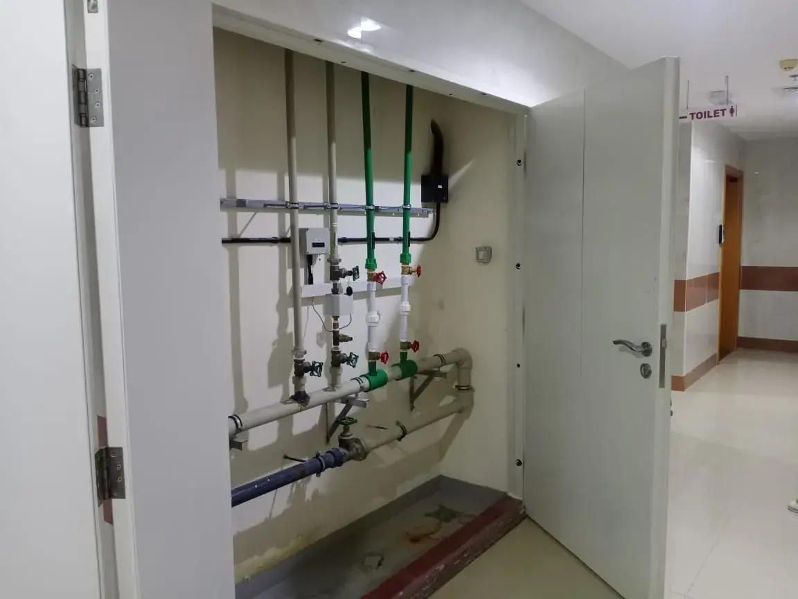 Water supply pipework in a service room